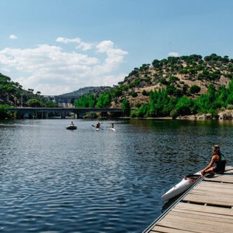 Kayak en el embalse de picadas